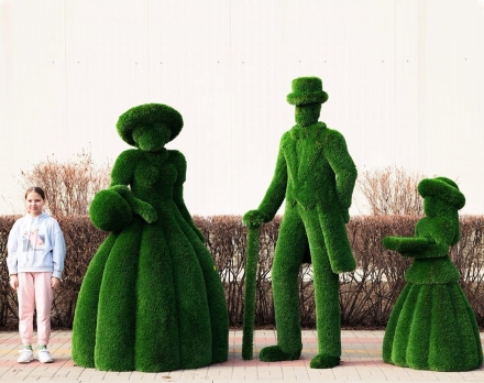 Топиари композиция Светская встреча №4 (леди с корзиной, джентльмен, девочка с подносом) -  газон Deluxe, фото 2