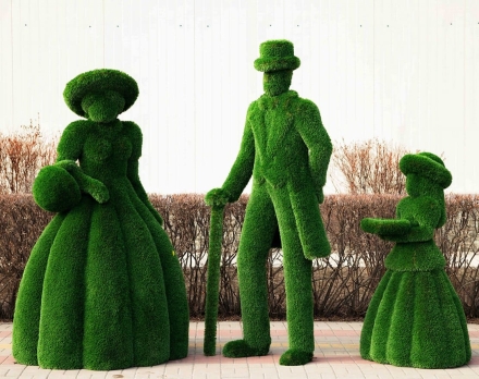 Топиари композиция Светская встреча №4 (леди с корзиной, джентльмен, девочка с подносом) -  газон Deluxe, фото 1