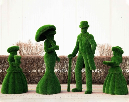 Топиари композиция Светская встреча №1 (леди с зонтиком, джентльмен, девочки с подносом и букетом) - газон Deluxe, фото 1