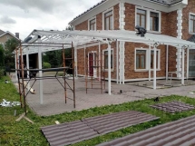 Навес вокруг дома с металлочерепицей