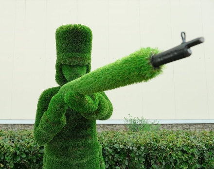 Топиари Гусар, Прицеливается - газон Deluxe, фото 4