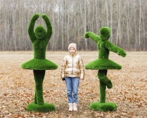 Топиари композиция балерины Мари и Диана - газон Deluxe Топиари композиция балерины Мари и Диана - газон Deluxe