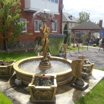Фонтан Королевский с русалками и вазонами