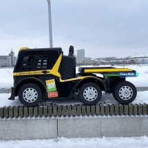 Электромобиль Mercedes-Benz Axor F Race с прицепом желтый
