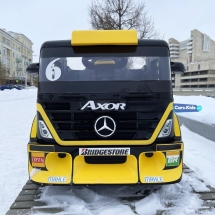 Электромобиль Mercedes-Benz Axor F Race с прицепом желтый
