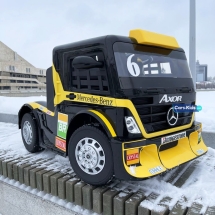 Электромобиль Mercedes-Benz Axor F Race с прицепом желтый