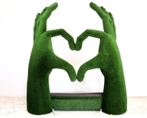 Топиари композиция ладони-сердце-лавочка - газон Eco Топиари композиция ладони-сердце-лавочка - газон Eco