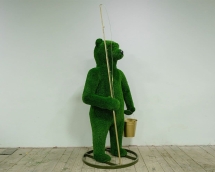 Топиари медведь Михайло рыбак - газон Eco Топиари медведь Михайло рыбак - газон Eco