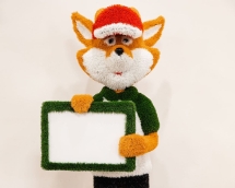 Топиари лисенок Колин с табличкой, h=165см - газон Eco Топиари лисенок Колин с табличкой, h=165см - газон Eco