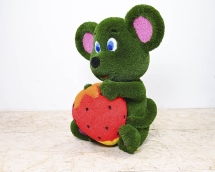 Топиари Мышка с клубничкой - газон Eco Топиари Мышка с клубничкой - газон Eco