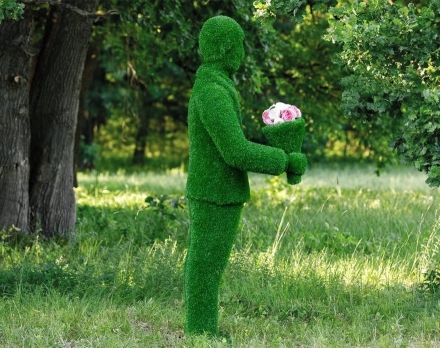 Топиари Мужчина с букетом - газон Eco, фото 2