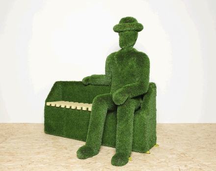 Топиари джентльмен Арли, ожидает на лавочке (тёмная) - газон Deluxe, фото 6