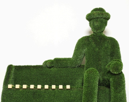 Топиари джентльмен Арли, ожидает на лавочке (тёмная) - газон Deluxe, фото 7