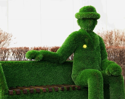 Топиари джентльмен Арли, ожидает на лавочке (тёмная) - газон Deluxe, фото 2