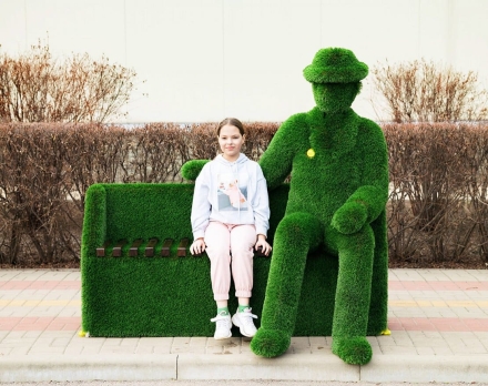 Топиари джентльмен Арли, ожидает на лавочке (тёмная) - газон Deluxe, фото 3